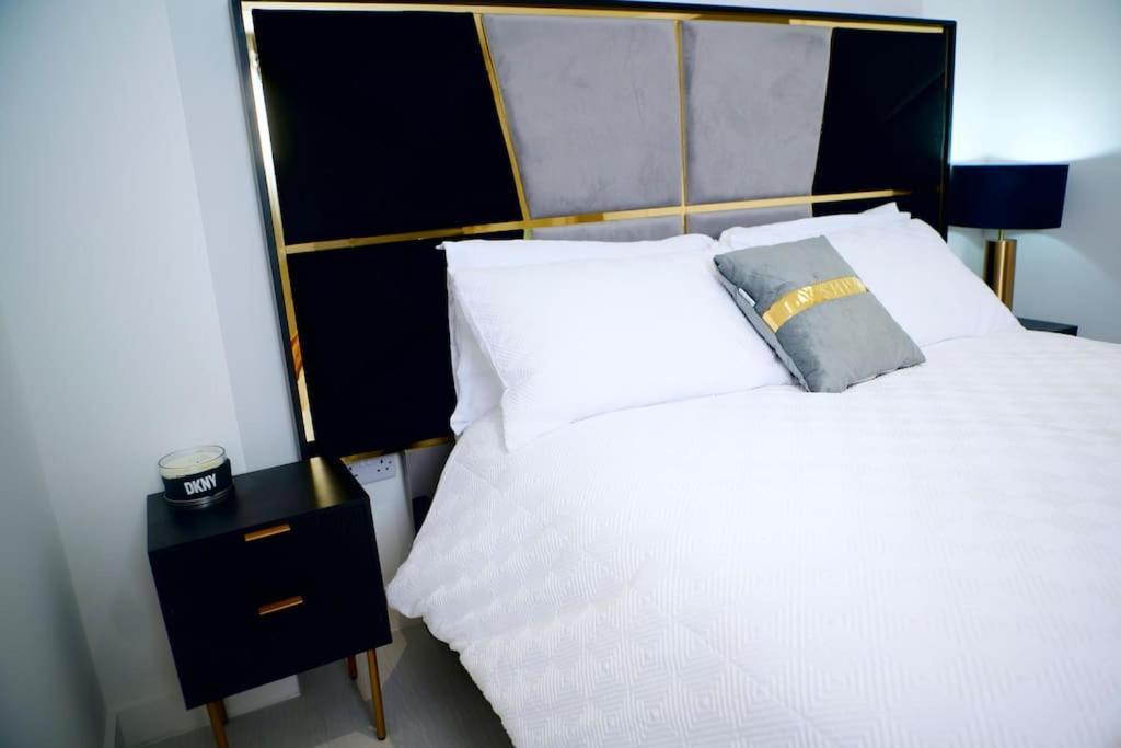 Perfect 1 Bed Apartment Sleeps 5 1 Kingsize Bed 1 Double Sofabed One Single Mattress Free Parking Wifi Good Transport Network Shopping Holiday Makers Families Contractors In North London Enfield Exterior photo