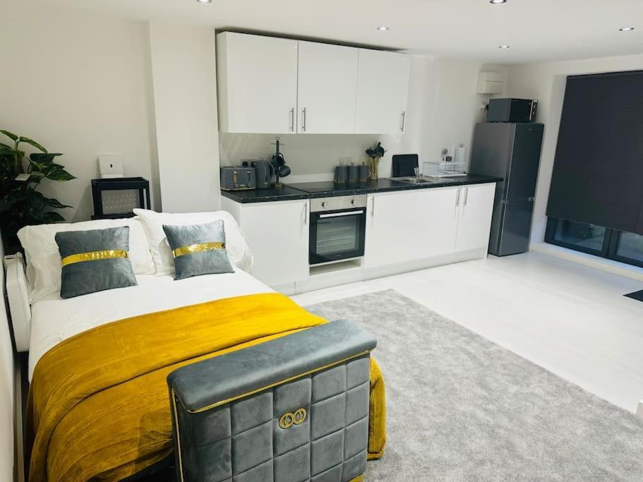 Perfect 1 Bed Apartment Sleeps 5 1 Kingsize Bed 1 Double Sofabed One Single Mattress Free Parking Wifi Good Transport Network Shopping Holiday Makers Families Contractors In North London Enfield Exterior photo