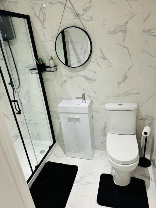 Perfect 1 Bed Apartment Sleeps 5 1 Kingsize Bed 1 Double Sofabed One Single Mattress Free Parking Wifi Good Transport Network Shopping Holiday Makers Families Contractors In North London Enfield Exterior photo