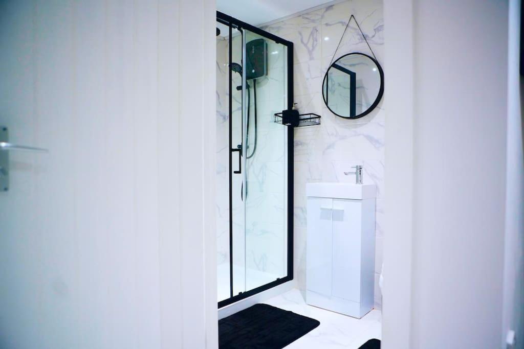 Perfect 1 Bed Apartment Sleeps 5 1 Kingsize Bed 1 Double Sofabed One Single Mattress Free Parking Wifi Good Transport Network Shopping Holiday Makers Families Contractors In North London Enfield Exterior photo
