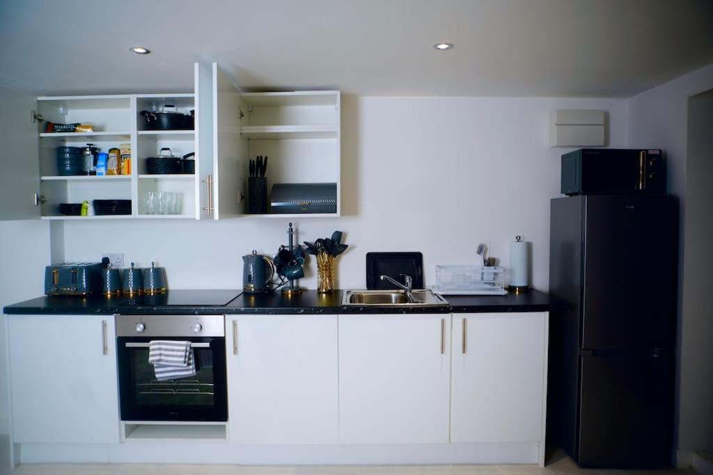 Perfect 1 Bed Apartment Sleeps 5 1 Kingsize Bed 1 Double Sofabed One Single Mattress Free Parking Wifi Good Transport Network Shopping Holiday Makers Families Contractors In North London Enfield Exterior photo