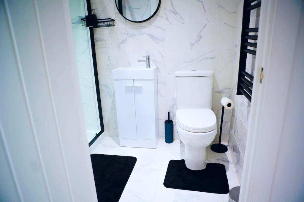 Perfect 1 Bed Apartment Sleeps 5 1 Kingsize Bed 1 Double Sofabed One Single Mattress Free Parking Wifi Good Transport Network Shopping Holiday Makers Families Contractors In North London Enfield Exterior photo