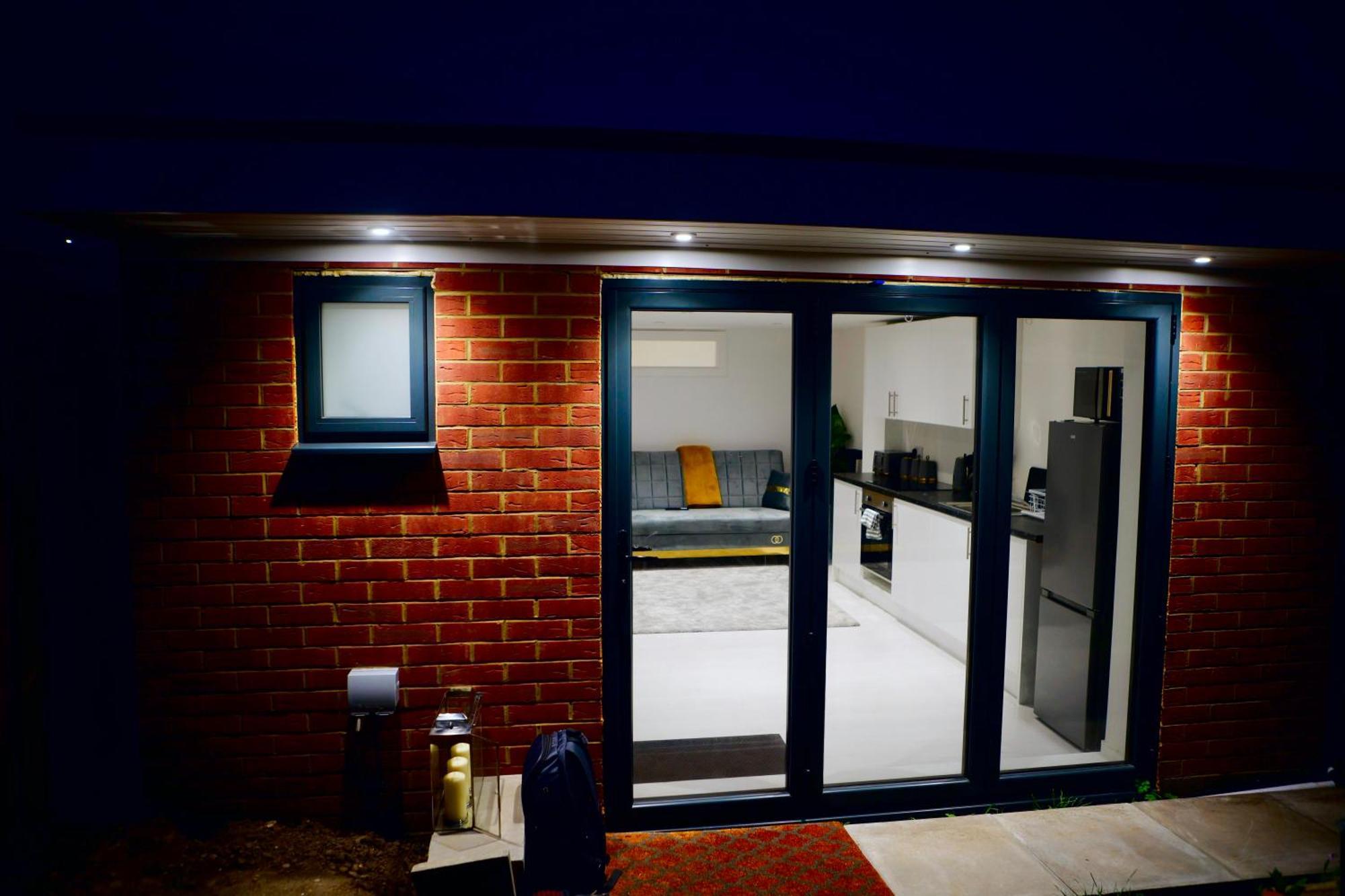 Perfect 1 Bed Apartment Sleeps 5 1 Kingsize Bed 1 Double Sofabed One Single Mattress Free Parking Wifi Good Transport Network Shopping Holiday Makers Families Contractors In North London Enfield Exterior photo